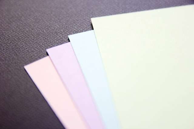 様々な色の用紙