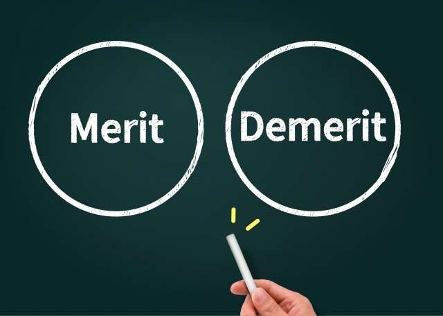 黒板に書かれた「Merit」、「Demerit」の文字